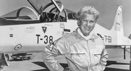 Jacqueline Cochran s letounem Northrop T-38A Talon, Foto: USAF