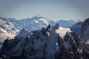 Aiguille du Midi, vrcholky tyčící se nad Chamonix. Sem také vede lanovka, jejíž lano  v šedesátých letech v tragické nehodě dsc08376-22.jpg