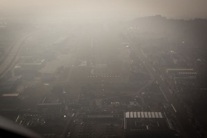 Pohled na dráhu 26 letiště Sion při druhém pokusu o přistání, kdy jsou pro nás již rozsvícená světla. Při prvním pokusu nebyla dráha v oparu osvíceném zapadajícím sluncem vidět vůbec. dsc07839-29.jpg