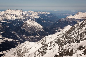 Pohled údolím východně od Grand Combin, 4314 m. Vzadu je vidět Ženevské jezero, vpravo vzadu vrcholky Diablerets, dsc08949-29.jpg