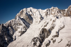 Jihozápadní část masivu Mont Blanc – vlevo hřeben Aiguilles grises (cca 3800 m), nahoře Aiguille de Bionnassay s horní částí ledovce dsc08858-10.jpg