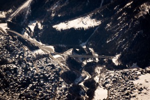 Horské středisko Courmayeur na italské straně masivu Mont Blanc. Je vidět také dálniční most vedoucí do 11 km dlouhého tunelu pod Mont Blanc a dále pak do francouzského Chamonix. Tunel byl postaven v letech dsc08855-8.jpg