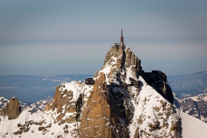 Aiguille du Midi na jehož levé straně je vidět horní stanice lanovky z Chamonix a na straně jsou vidět její lana. dsc08889-15.jpg