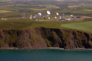 Komunikační antény, pobřeží Cornwallu u Welcombe Bay 14.jpg