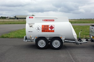 Dodávka leteckého benzínu na letišti Stornoway 17.jpg