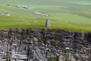 Památník na místě, kde zemřel lord Kitchener při rozbití jeho lodi o skaliska v roce 1916.  Lorda Kitchenera známe z náborového vojenského plakátu „Your country needs you“ 33.jpg