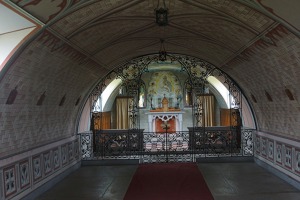 Vnitřek italské kaple, ostov Lam Holm, Orkneje 25.jpg