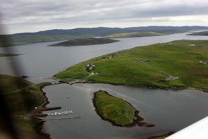 Můstek spojující ostrůvek Muckle Roe s ostrovem Shetland 11.jpg