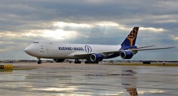 Skupina Kuehne+Nagel v prvním pololetí roku 2025 posílila v oblasti námořní a letecké logistiky, v České republice rozšířila své působení na Moravě