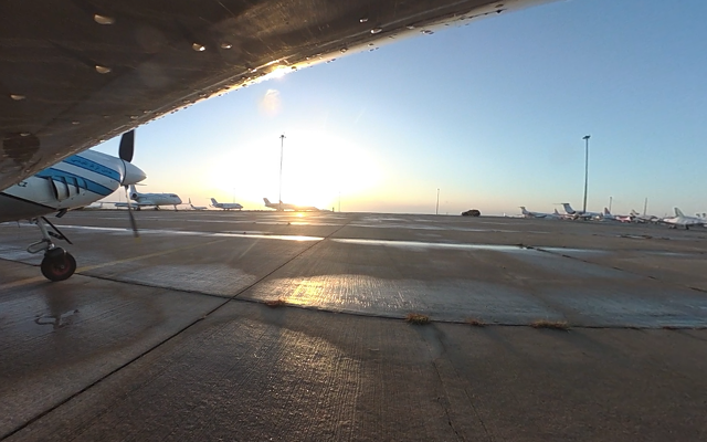 Po deseti minutách čekání na stojánce v Larnace se konečně na obzoru objevuje přijíždějící Follow-me auto 61.png