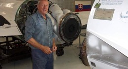 František Neštrák pri práci na L-29 v USA