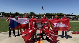 Tým Chicken Wings z VUT ovládl prestižní soutěž SAE Aero Design v USA. Z Texasu si studenti odvezli zlato