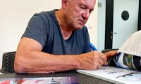 Jiří Pruša při podepisování knihy Na limit d3174a66-5de8-4bc5-b1d9-a5d4f8a45c20.jpg