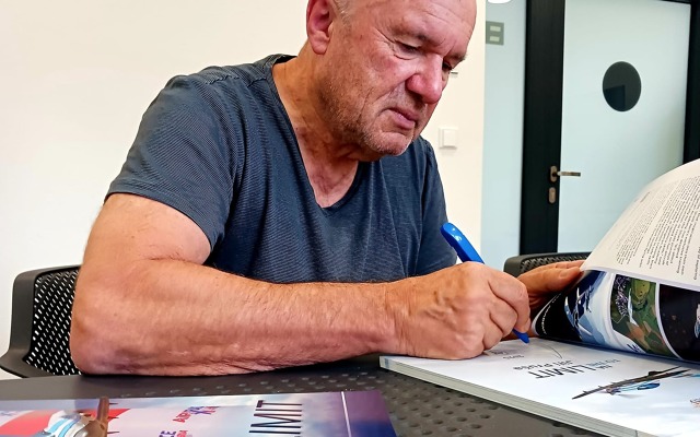 Jiří Pruša při podepisování knihy Na limit d3174a66-5de8-4bc5-b1d9-a5d4f8a45c20.jpg