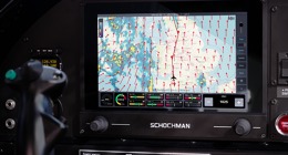 SCHOCHMAN AI COCKPIT SA NAUČIL NOVÚ VEC: PILOT MÔŽE LIETADLO RIADIŤ CEZ INTERNET Z DRUHÉHO KONCA SVETA