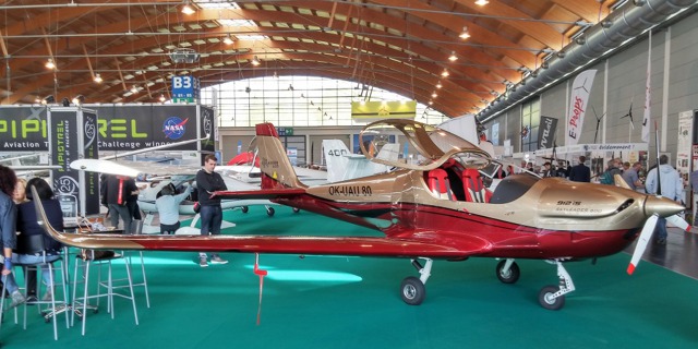 Stánek Jihlavan Airplanes s.r.o. a současný vlajkový model společnosti, Skyleader 600. 20160421_102207_hdr_(1024x655).jpg