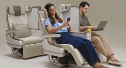 Emirates představila první elektricky poháněné sedadlo v Premium Economy na světě s nastavitelnou dělicí přepážkou pro větší soukromí pasažérů