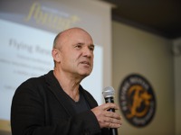 Jiří Pruša, jednatel Galileo training, s.r.o., vydavatele Flying Revue, vítá hosty prezentace nového webu a dalších aktivit Flying Revue. _krl5688.jpg