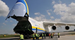 An-225 v cargo zóně Letiště Václava Havla Praha. Foto Martin Novák