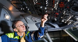 Martin Routa provádí operační test záložního elektrického systému letounu B737. Foto: Český Aeroholding