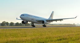 Airbus A330-200 China Eastern Airlines při přistání.