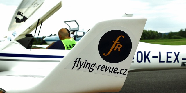 OK-LEX, dvorní stroj Flying Revue, ještě z jiného úhlu. Na wingletu redakční logo. malý_princ-dět.letecký_den_164_1280x855.jpg