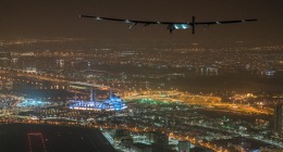 Solar Impulse 2 s pilotem Bertrandem Piccardem přistává v Abu Dhabi 26. července 2016 ráno. 