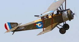 Do výzbroje čs. leteckých oddílů se dostalo i několik dvoumístných britských letounů Sopwith Strutter. Na obrázku replika tohoto letounu. Foto: Roman Peták