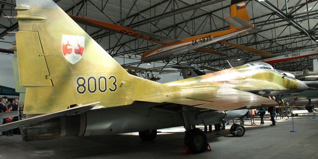 mig-29,_nový_stroj_ve_sbírce_vhÚ_v_hangáru_č._40.jpg