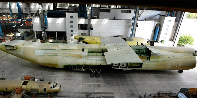 Nedokončený druhý stroj An-225 Mrija v hale ukrajinského výrobce. Foto: Antonov.com