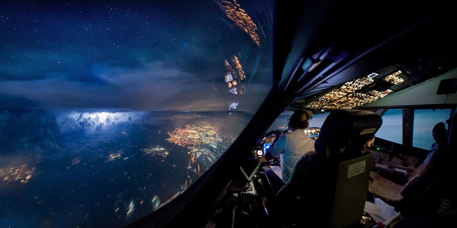 Nizozemský pilot pořizuje fantastické fotografie bouřek přímo z kokpitu