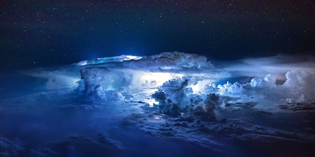 Nizozemský pilot pořizuje fantastické fotografie bouřek přímo z kokpitu