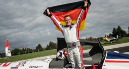 Matthias Dolderer se raduje z titulu mistra světa v sérii Red Bull Air Race