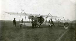 Ppor. Melč (první zprava) před letadlem Farman 30 vlétě 1918 v Ufě. 