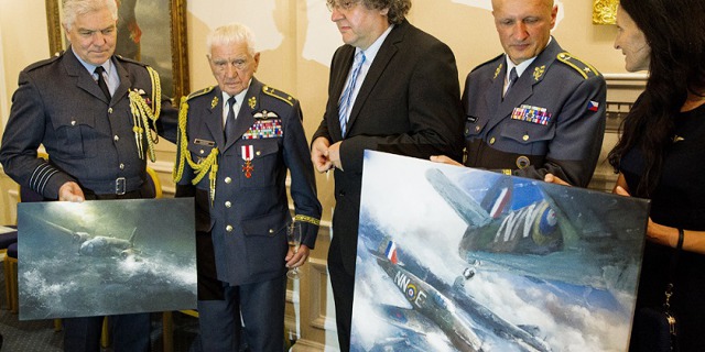 Představení a předání obrazů v RAF Clubu v Londýně 21. 7. 2016 společně s Brig. gen. Emilem Bočkem. Zleva Group Captain Michael Longstaff (Britský vojenský přidělenec v Praze), gen. Emil Boček, spoluautor Jiří Soukup, brig. gen. Ing. Libor Štefánik (velitel Vzdušných sil AČR). Foto: Archiv Jiřího Soukupa 10_predani_raf_club1.jpg