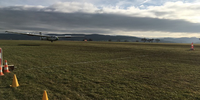 O druhém prosincovém víkendu 2016 proběhla na benešovském letišti soutěž v přesnosti přistání. Pořádal Glider Aerobatic Club Benešov. Foto: Jiří Pruša, Flying Revue img_2015_640x480.jpg