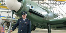 Josef Pavlík před Avií S-199, letounem z počátku jeho pilotní kariéry zvaným Mezek. p1430080_1024x681.jpg