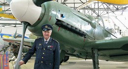 Josef Pavlík před Avií S-199, letounem z počátku jeho pilotní kariéry zvaným Mezek. 