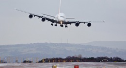 Takhle boční vítr potrápil 1. února 2017 A380 Emirates při přistání v Manchesteru. Foto: DailyMail.uk   