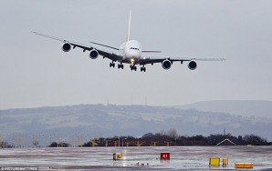 Takhle boční vítr potrápil 1. února 2017 A380 Emirates při přistání v Manchesteru. Foto: DailyMail.uk   