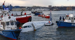 Záchranné práce při nouzovém přistání A320 US Airways na Hudsonu v lednu 2009. Foto: AP