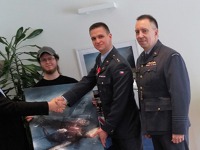 Slavnostní předání obrazu v redakci Flying Revue - zleva Jiří Soukup, autor obrazu Ondřej Soukup, vydražitel Ondřej Bartoš a Zdeněk Sadecký z Czech Spitfire Clubu. Foto: Jan Dvořák, Flying Revue 20170117_132528_1280x911.jpg