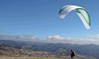 Padákový kluzák se chystá na oblohu. Než se dostane až sem, musí absolvovat náročnou a přesno uvýrobu. Foto: SkyParagliders img_1299_tn_900x600.jpg