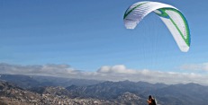 Padákový kluzák se chystá na oblohu. Než se dostane až sem, musí absolvovat náročnou a přesno uvýrobu. Foto: SkyParagliders img_1299_tn_900x600.jpg