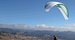 Padákový kluzák se chystá na oblohu. Než se dostane až sem, musí absolvovat náročnou a přesno uvýrobu. Foto: SkyParagliders