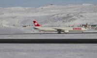 B777-300ER na ploše letiště Iqaluit. Zdroj: Twitter maxresdefault.jpg