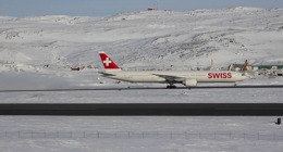 B777-300ER na ploše letiště Iqaluit.  Zdroj: Twitter 