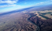 Orange River je nejdelší řekou JAR, vzhledem ke své poloze je velmi dobrým orientačním vodítkem v téměř celé oblasti. Foto: Ondřej Dupal nejdelší_řeka_sa_orange_river_1024x577.jpg