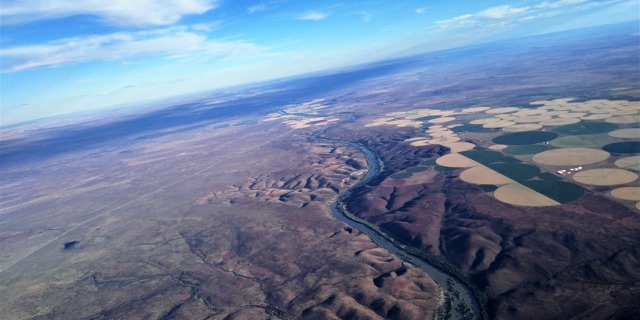 Orange River je nejdelší řekou JAR, vzhledem ke své poloze je velmi dobrým orientačním vodítkem v téměř celé oblasti. Foto: Ondřej Dupal nejdelší_řeka_sa_orange_river_1024x577.jpg