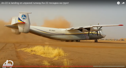 An-22 UR 09307 právě přistálo na nezpevněné dráze Gao Airport v Mali. Zdroj: YouTube